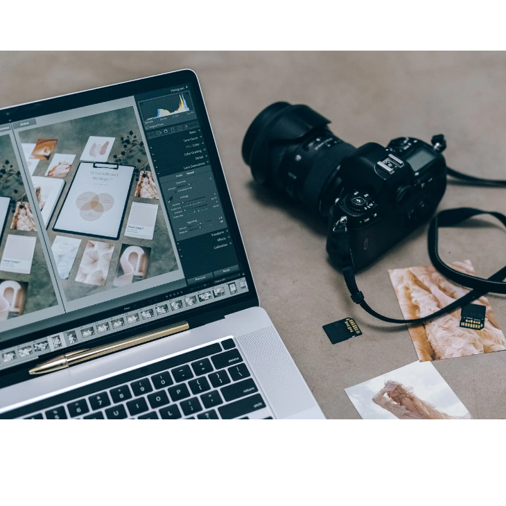 画像編集画面を操作する人の画像