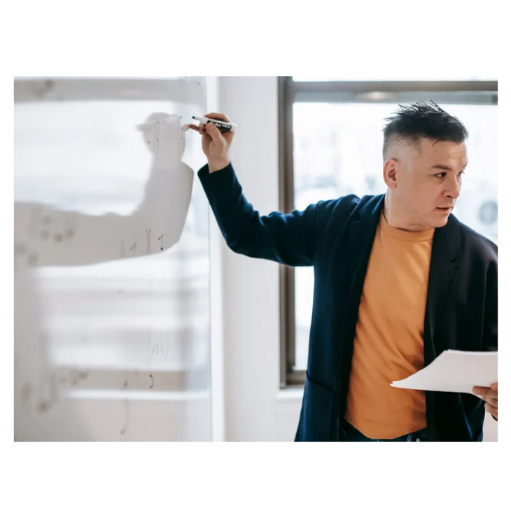 授業をする講師