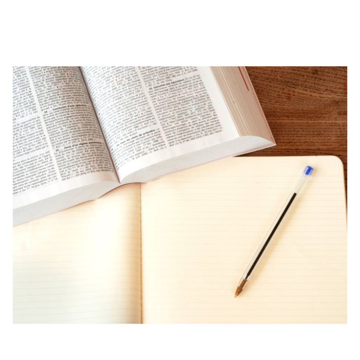 机にノートや教科書を広げている画像